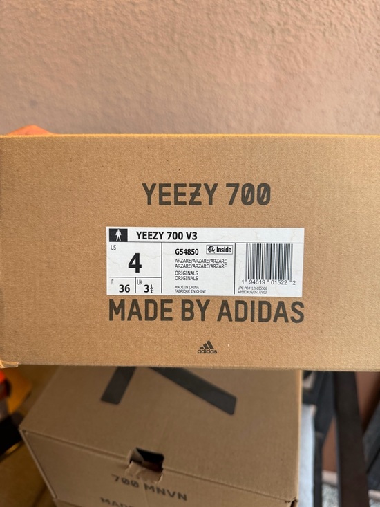 Yeezy 700 V3 With Shoe Box - Picture 2 of 3